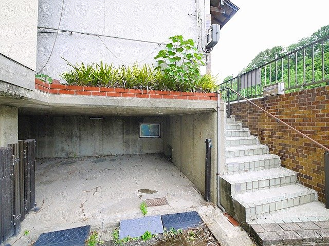 帝塚山６丁目戸建の駐車場|カースペースがあります