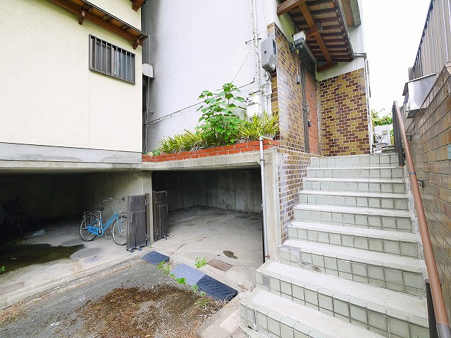 帝塚山６丁目戸建の周辺|階段・入口部分になります