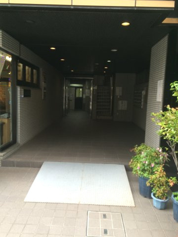 荒川区東日暮里５丁目の事務所の玄関