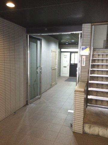 荒川区東日暮里５丁目の事務所の玄関