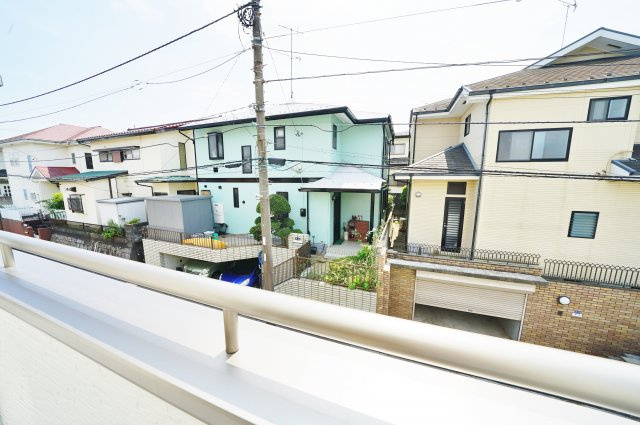 分譲地内につき住環境良好！折上天井を採用した南向きの明るいLDKが魅力♪保土ヶ谷区境木本町　全３棟新築戸建ての展望|南側は道路のため、目の前に建物が建つ心配もございません。