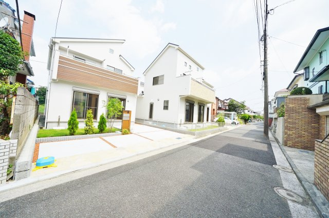 分譲地内につき住環境良好！折上天井を採用した南向きの明るいLDKが魅力♪保土ヶ谷区境木本町　全３棟新築戸建ての前面道路含む現地写真|見通しの良い前面道路です。落ち着いた雰囲気の住宅街です。