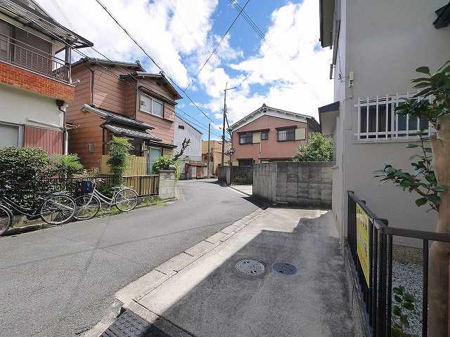 東九条町貸家（1498-9）の駐車場|カースペースがあります