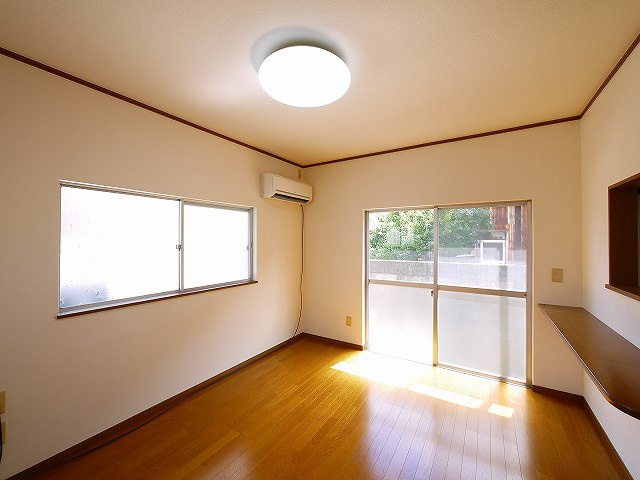 東九条町貸家（1498-9）の居間・リビング|こちらの居間で趣味の時間をお楽しみください