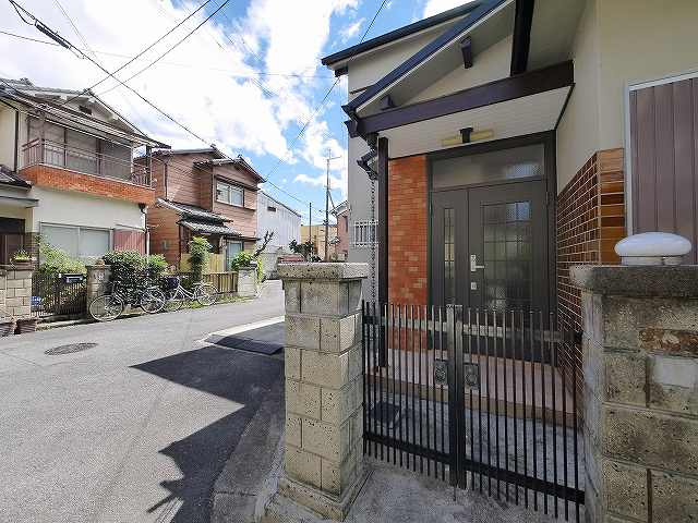 東九条町貸家（1498-9）の玄関|玄関前スペースです。