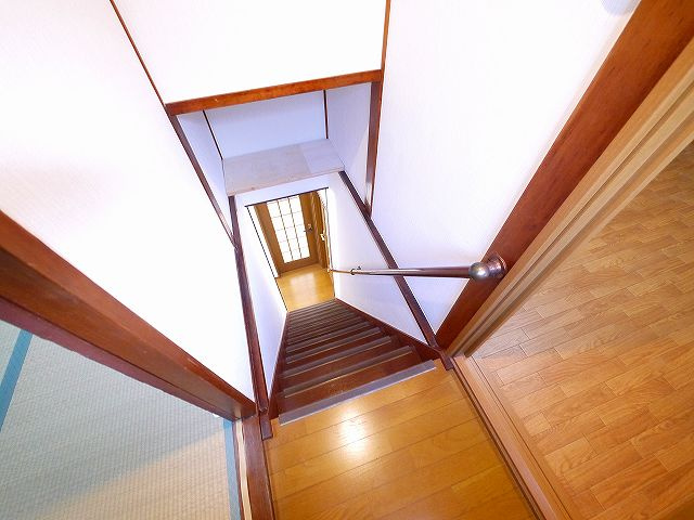 東九条町貸家（1498-9）の内装|室内階段です。