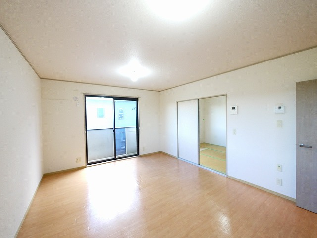 セジュール三笠Aの居間・リビング|使いやすいリビングです