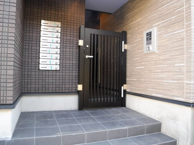 プレジール日吉のエントランス