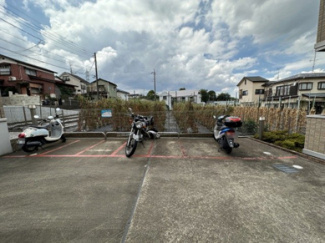【その他共用部分】 | 敷地内にバイク置き場を完備しています！バイクをお持ちの方にオススメです♪