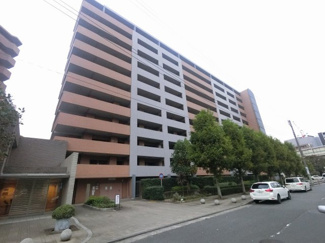 【外観】 | 京急本線「神奈川新町」駅徒歩6分！フロントサービス・24時間有人管理。
南東向きにつき日当り良好です。収納力のある2.5帖のWIC設置。