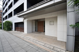 【エントランス】 | 京急本線「黄金町」駅徒歩4分・「日ノ出町」駅徒歩6分、ブルーライン「阪東橋」駅徒歩6分。
通勤時間の短縮でご家族と過ごす時間を増やす事が出来ます。