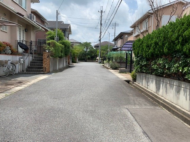 神戸市北区西山２丁目　中古戸建の前面道路含む現地写真