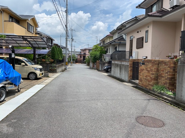 神戸市北区西山２丁目　中古戸建の前面道路含む現地写真