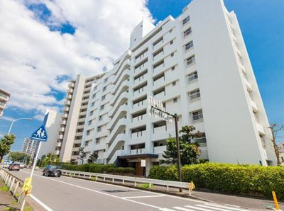 【外観】 | 藤沢東急ドエルオークス | 堂々たる趣ながら、主張し過ぎずどこか余裕を感じさせるシャープなフォルムで佇む邸宅は、晴天の空と照らし合わせる事で、本来あるべき完成形の姿を見せてくれます。