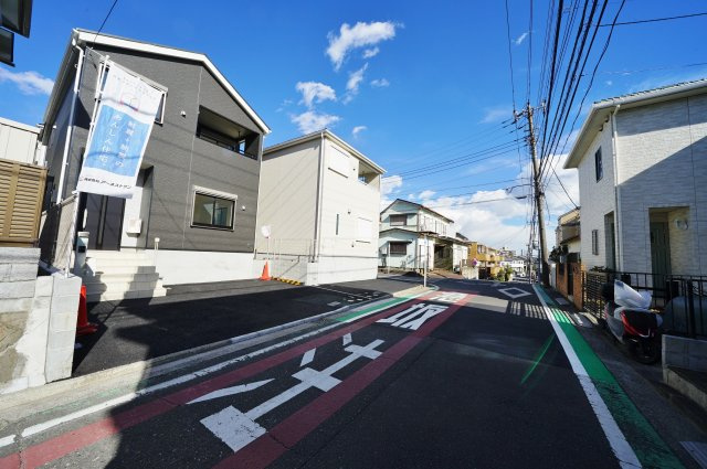 閑静な住宅街‼ＬＤＫ１６帖の４ＬＤＫ。宅配ボックス設置♪保土ヶ谷区法泉2丁目　全３棟新築戸建ての前面道路含む現地写真|分譲地の南側は幅員約5.9メートルの公道です。
