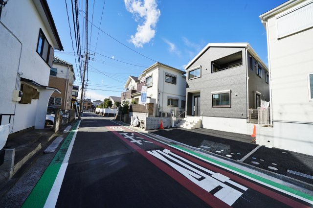 閑静な住宅街‼ＬＤＫ１６帖の４ＬＤＫ。宅配ボックス設置♪保土ヶ谷区法泉2丁目　全３棟新築戸建ての前面道路含む現地写真|前面道路は広く開放感がございます。
