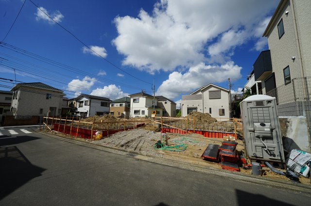 閑静な住宅街‼角地につき陽当り良好♪カースペース２台！保土ヶ谷区法泉2丁目　全３棟新築戸建ての外観|2020年12月完成予定です。完成が楽しみですね。