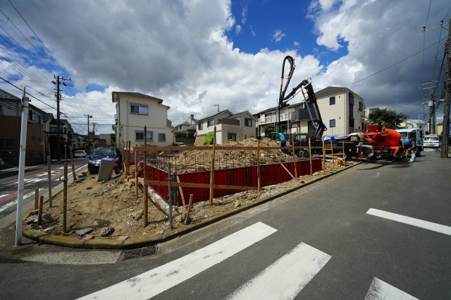 閑静な住宅街‼角地につき陽当り良好♪カースペース２台！保土ヶ谷区法泉2丁目　全３棟新築戸建ての外観|周囲は閑静な住宅街のため、静かな環境でお過ごしいただけます。