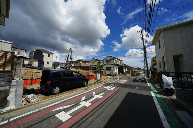 閑静な住宅街‼角地につき陽当り良好♪カースペース２台！保土ヶ谷区法泉2丁目　全３棟新築戸建ての前面道路含む現地写真|分譲地の南側は幅員約5.9メートルの公道です。