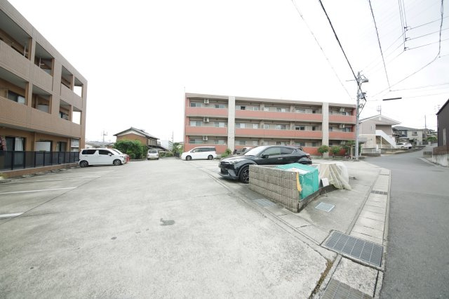 ニュー平地の駐車場