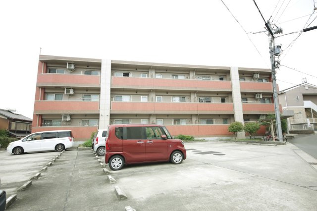 ニュー平地の駐車場