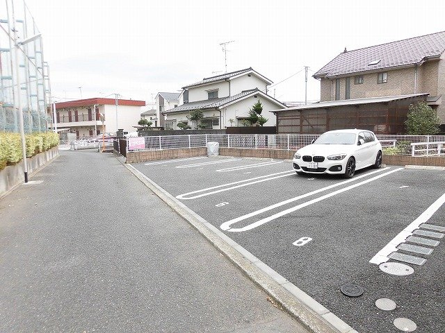 オーピュールの駐車場