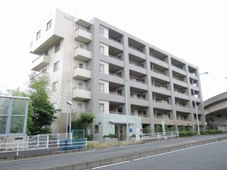 【外観】 | 5階南東向きにつき陽当たり・通風・眺望良好です。
匂いが居室につきにくい独立キッチン採用。浴室に窓があり換気ができます♪