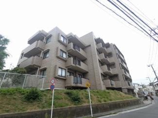 【外観】 | 南東・南西向き角住戸につき陽当り・通風良好です。
4.4帖の洋室は仕事部屋としても◎3面バルコニー・リビングは22帖と開放的です♪