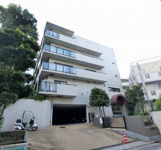 【外観】 | 南西向きの角部屋・階下の心配のない1階住戸につき子育て世代にお勧めです。
実質2階部分で日照良好。匂いが居室につきにくい独立キッチン採用♪