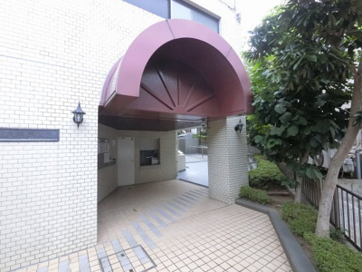 【エントランス】 | ルミネ根岸公園 | JR京浜東北線「根岸」駅徒歩10分と好立地。
通勤時間の短縮でご家族と過ごす時間を増やす事が出来ます。