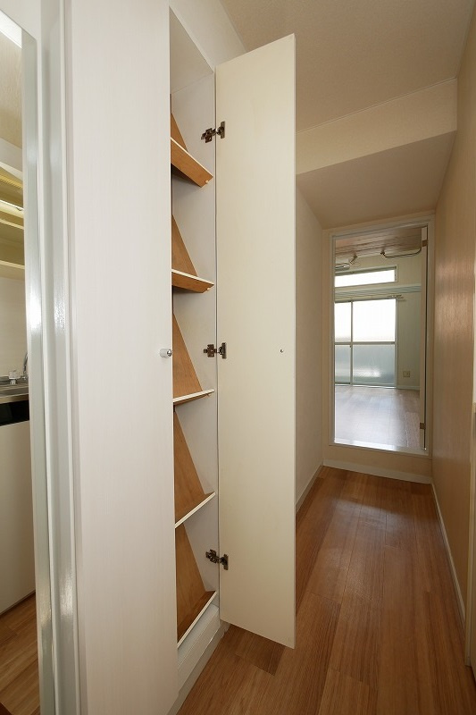 パレス戸坂桜東町の玄関|パレス戸坂桜東町　106号
玄関収納