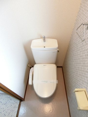 【トイレ】 | ミルフィーユ日吉 | トイレは温水洗浄便座付き♪人気のバストイレ別です♪横にはタオルを掛けられるハンガーもあります♪窓のあるトイレで換気もOK☆嫌なニオイがこもりません♪