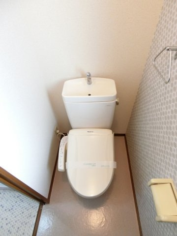 【トイレ】 | ミルフィーユ日吉 | トイレは温水洗浄便座付き♪人気のバストイレ別です♪横にはタオルを掛けられるハンガーもあります♪窓のあるトイレで換気もOK☆嫌なニオイがこもりません♪