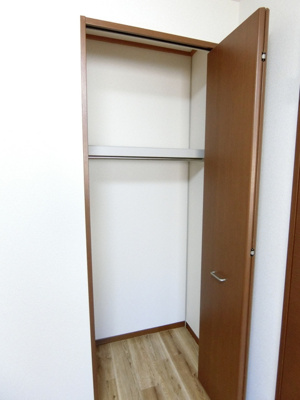 【収納】 | ミルフィーユ日吉 | 洋室4.5帖のお部屋にあるクローゼットです！大切なお洋服もしわにならないようにハンガーがけができます☆