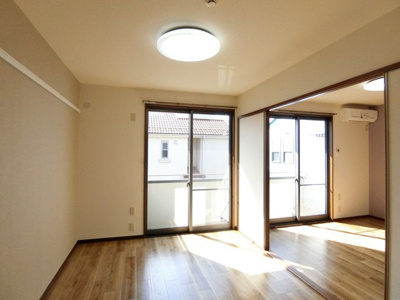 【洋室】 | ミルフィーユ日吉 | 南東向き洋室6帖☆バルコニーに繋がるお部屋です！ベッドを置いて寝室にするのもオススメです☆