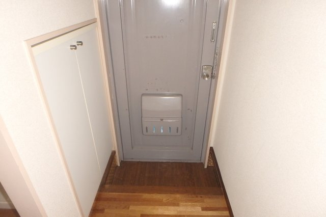 野村ハイツの玄関