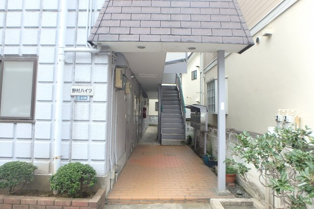 野村ハイツのエントランス