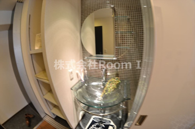【洗面所】 | アーバンフラッツ瓦町（旧エスティメゾン瓦町） | ゆったりとスペースのある洗面所
反転