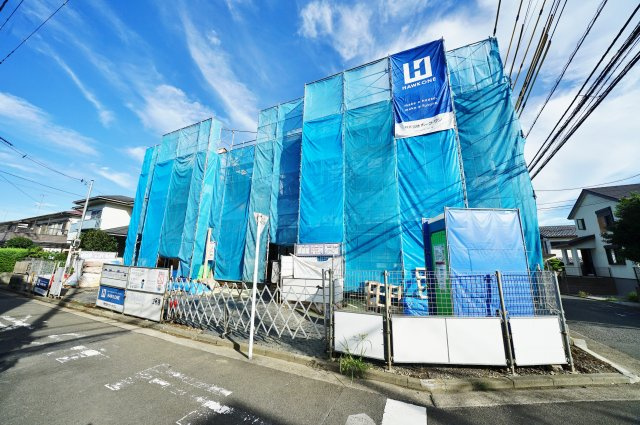 東南角地につき陽当り良好♪LDK１９帖、全居室６帖以上の４LDK。カースペース２台。保土ケ谷区境木本町　全２棟新築戸建ての外観|住環境に配慮された第一種低層住居専用地域。
