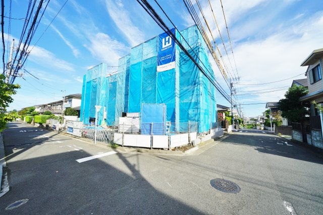 東南角地につき陽当り良好♪LDK１９帖、全居室６帖以上の４LDK。カースペース２台。保土ケ谷区境木本町　全２棟新築戸建ての前面道路含む現地写真|前面道路幅員は約4.5mとゆとりがあり、車庫入れもスムーズ。