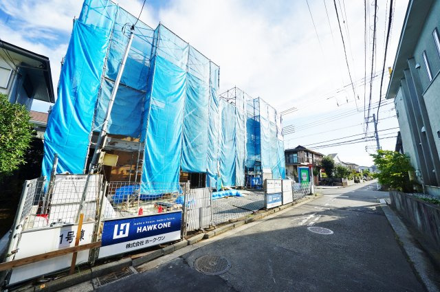 東南角地につき陽当り良好♪LDK１９帖、全居室６帖以上の４LDK。カースペース２台。保土ケ谷区境木本町　全２棟新築戸建ての前面道路含む現地写真|南側が道路に面しております。