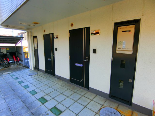 アプティ3番館のエントランス