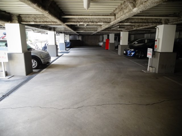 アプティ3番館の駐車場