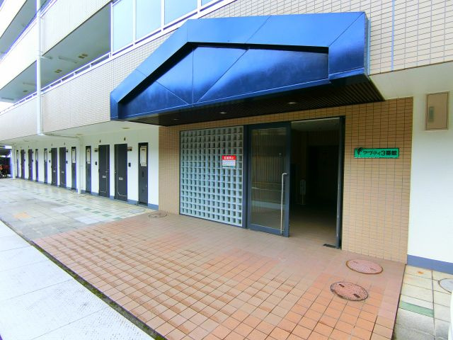 アプティ3番館のエントランス