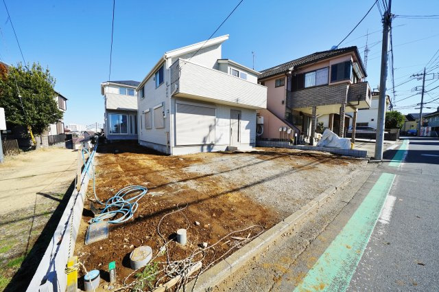 浅間台小学校徒歩10分、宮田中学校徒歩7分と、子育て世代に便利な立地！カースペース２台♪保土ケ谷区鎌谷町　全２棟新築戸建て　A棟の外観|住環境に配慮された第一種低層住居専用地域です。