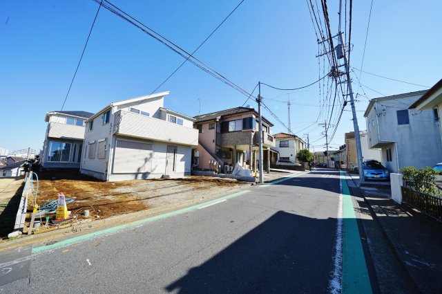 浅間台小学校徒歩10分、宮田中学校徒歩7分と、子育て世代に便利な立地！カースペース２台♪保土ケ谷区鎌谷町　全２棟新築戸建て　A棟の前面道路含む現地写真|浅間台小学校まで徒歩約10分、宮田中学校まで徒歩約7分。子育て世代にも便利な立地。