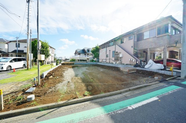 浅間台小学校徒歩10分、宮田中学校徒歩7分と、子育て世代に便利な立地！カースペース２台♪保土ケ谷区鎌谷町　全２棟新築戸建て　B棟の前面道路含む現地写真|周辺も合わせて、ぜひ現地をご覧ください。