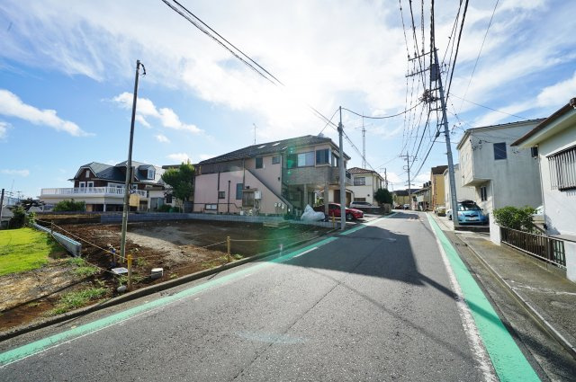 浅間台小学校徒歩10分、宮田中学校徒歩7分と、子育て世代に便利な立地！カースペース２台♪保土ケ谷区鎌谷町　全２棟新築戸建て　B棟の前面道路含む現地写真|相鉄本線「星川」駅徒歩約10分の立地。