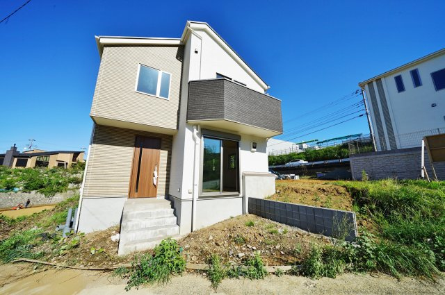 緑に囲まれた空間で快適生活！LDK１８帖、食料貯蔵庫付♪保土ヶ谷区仏向町　全７棟新築戸建て　１号棟の外観