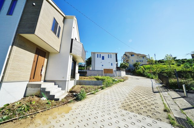 緑に囲まれた空間で快適生活！LDK１８帖、食料貯蔵庫付♪保土ヶ谷区仏向町　全７棟新築戸建て　１号棟の前面道路含む現地写真